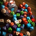 Runder Behälter mit klassischen RPG-Würfeln (80)