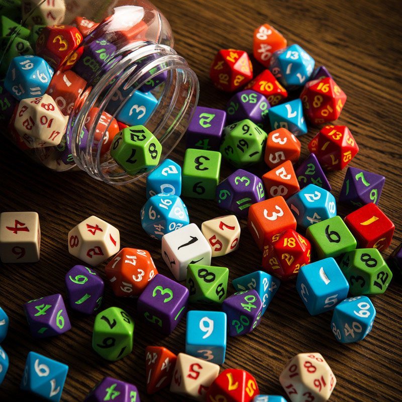 Runder Behälter mit klassischen RPG-Würfeln (80)